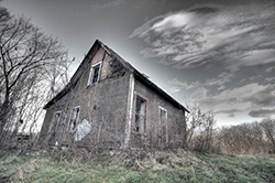 photo de maison abandonnée avec effect de couleur