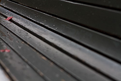 gouttes de pluie et feuilles sur un banc