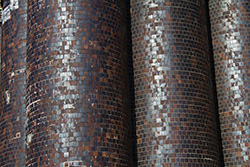 cheminées d'usine avec des plaques d'ardoise carrées