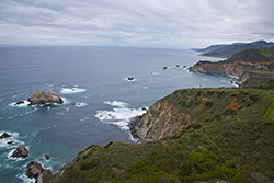 côte californienne et falaises sur l'océan Pacifique