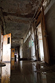 couloir d'école abandonnée avec les portes ouvertes