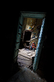 lumière dans encadrement de porte dans maison abandonnée avec salle sombre