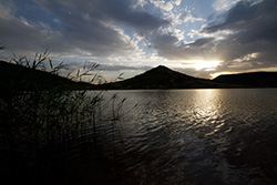 coucher de soleil sur lac du Salagou avec reflets dans eau