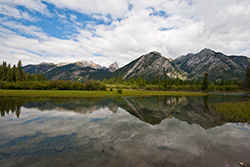reflet des montagnes dans eau du lac au Canada, Montagnes Rocheuses