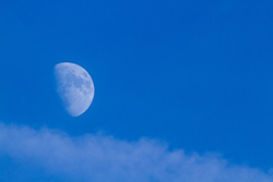 Lune dans ciel bleu avec nuages