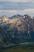 montagnes et eaux turquoises au Canada, lac Cavell et Chak peak, parc Jasper