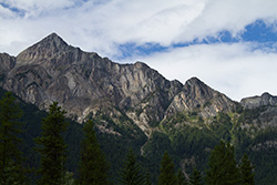 montagnes et forêts au Canada, montagne Campion dans parc du Mont Robson