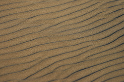 vagues de sable avec leurs ombres