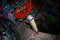 escalier en colimaçon délabré dans usine désaffectée avec graffiti sur murs