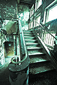 escaliers lugubres dans asile abandonné avec lumière des fenêtres