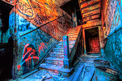 escaliers dans hall d'entrée de maison abandonnée, photo HDR