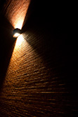 éclairage sur un mur de brique dans la rue