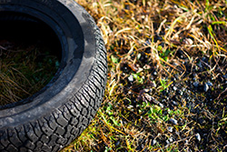 gros plan de pneu sur herbe au soleil