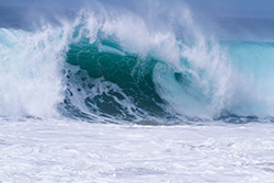vagues dans océan Pacifique sur côte californienne, écume